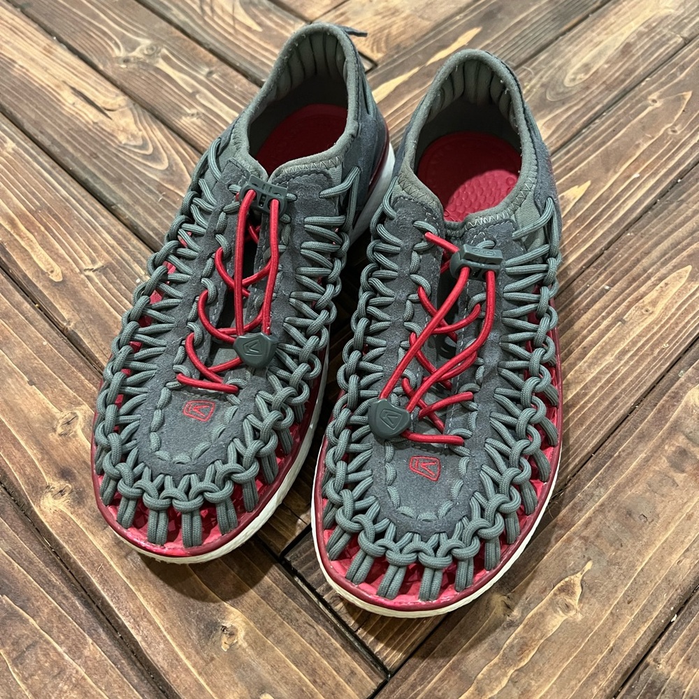 Keen Uneek Sandals Women's Size 8/ Big Kid Size 6 Gray/Burgundy